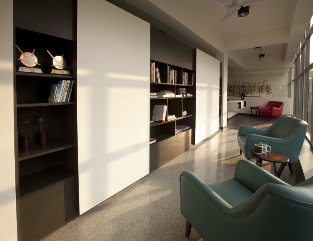 White Canvas & 22 feet office / Kamat & Rozario Architecture