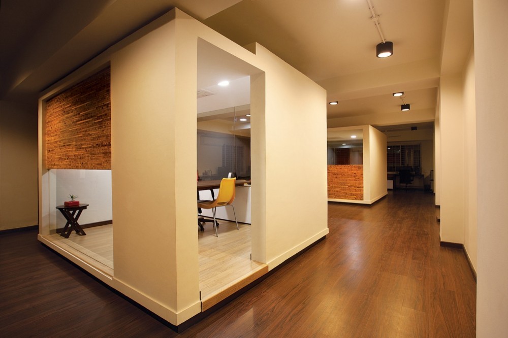 White Canvas & 22 feet office / Kamat & Rozario Architecture