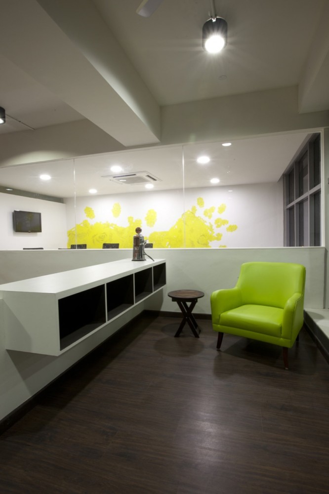 White Canvas & 22 feet office / Kamat & Rozario Architecture
