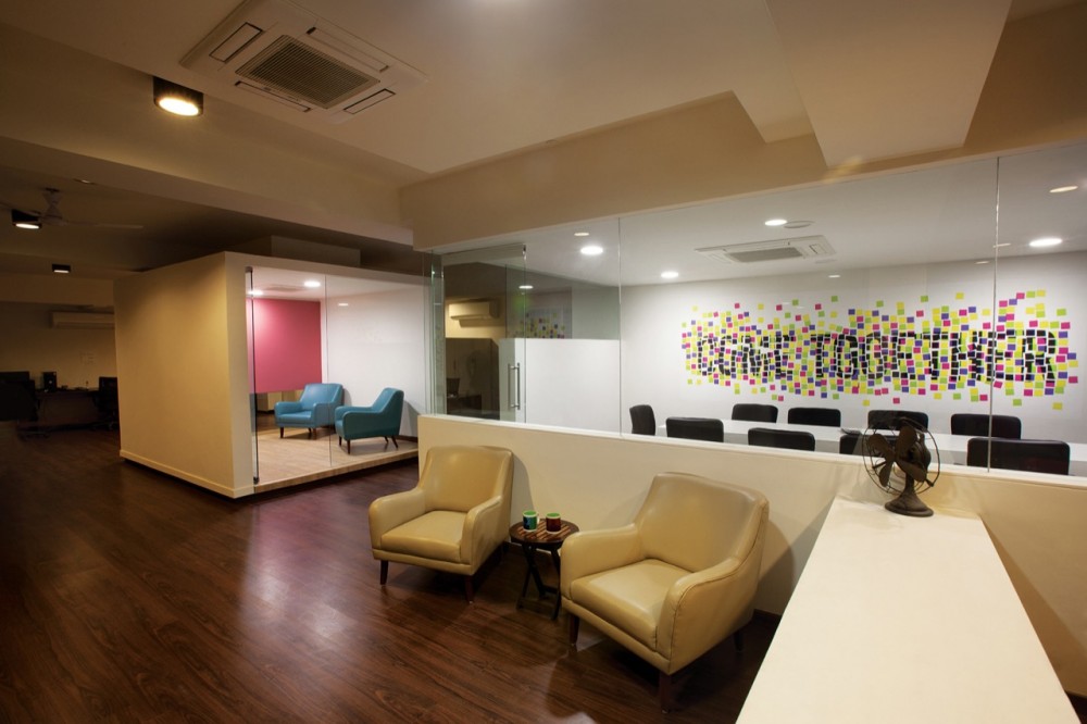 White Canvas & 22 feet office / Kamat & Rozario Architecture