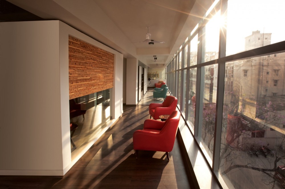 White Canvas & 22 feet office / Kamat & Rozario Architecture