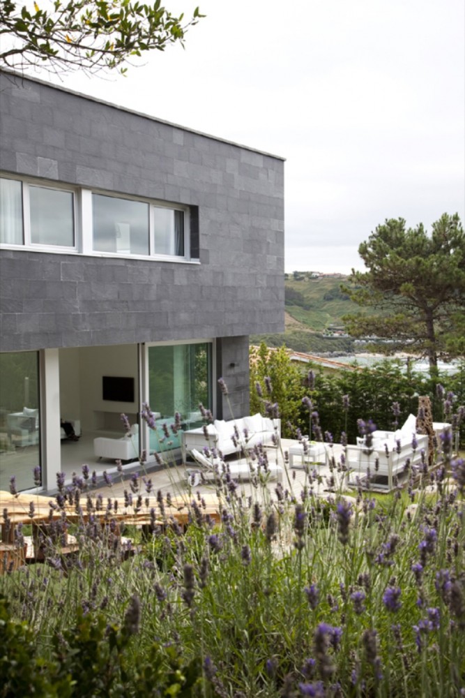 House in Cabo de Ajo / MDBA