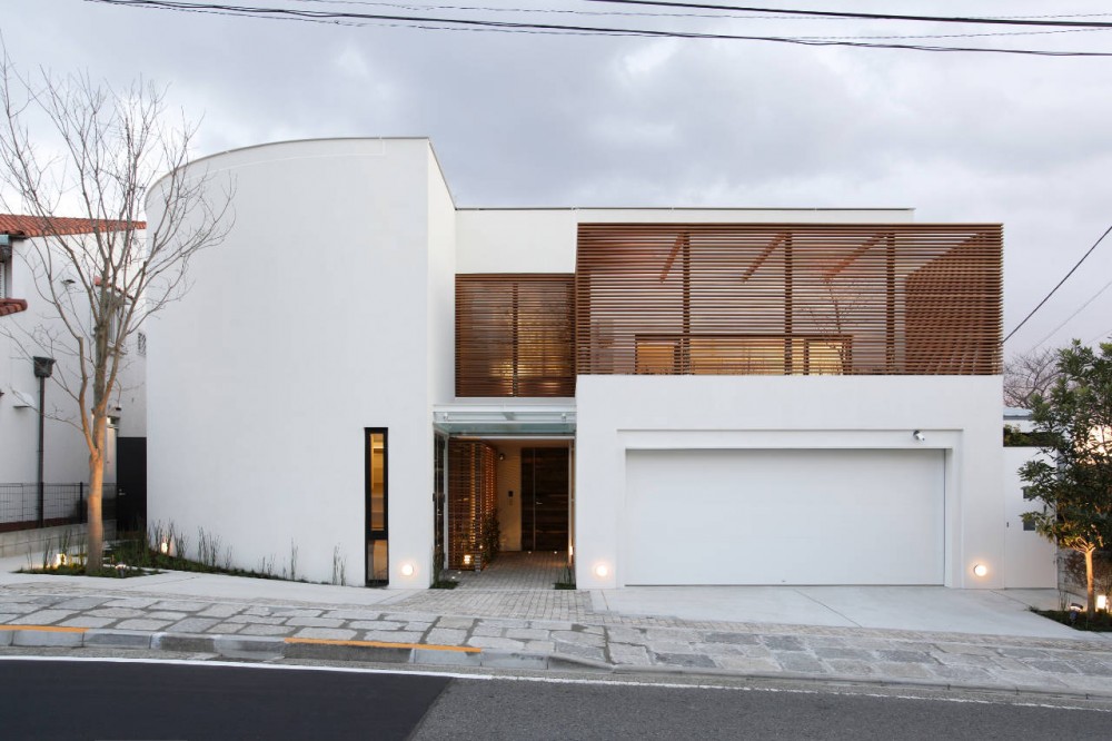 House on the Bluff / Edward Suzuki Associates