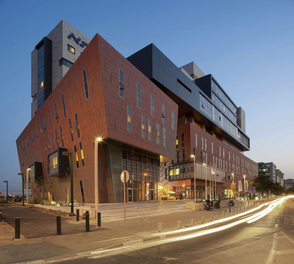 Assuta Medical Center / Zeidler Partnership Architects + Moore Architects + M. Brestovisky Architects