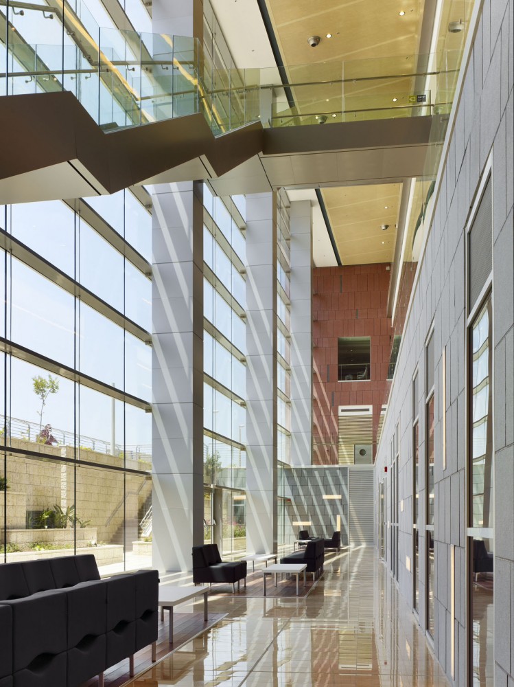 Assuta Medical Center / Zeidler Partnership Architects + Moore Architects + M. Brestovisky Architects