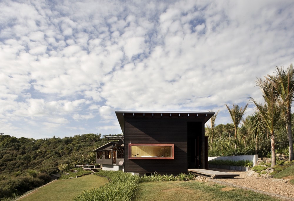 Owhanake Bay House / Strachan Group Architects
