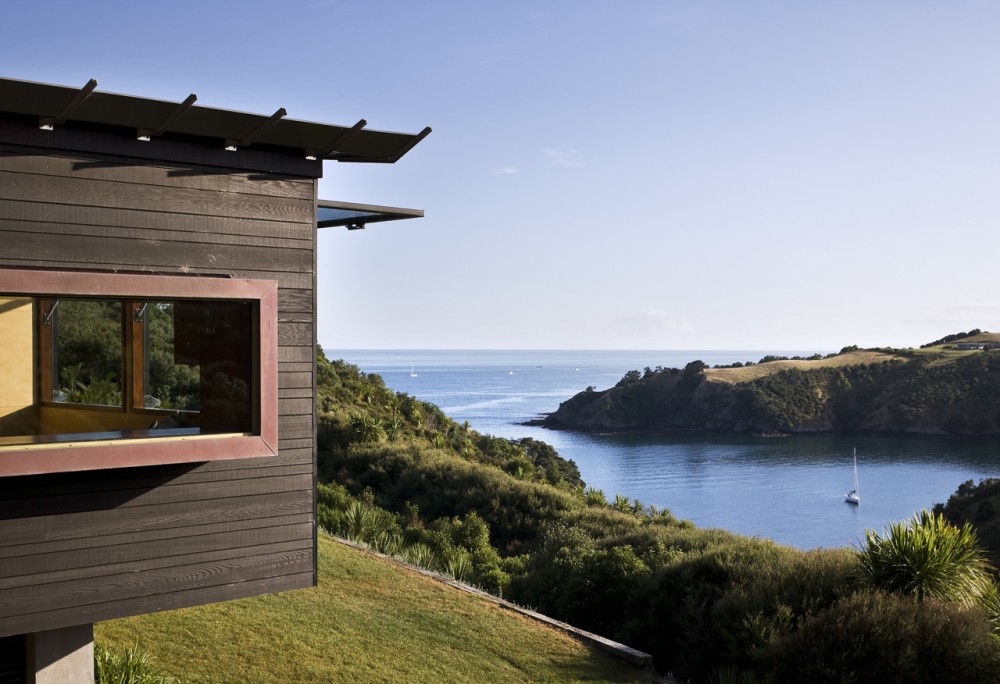 Owhanake Bay House / Strachan Group Architects