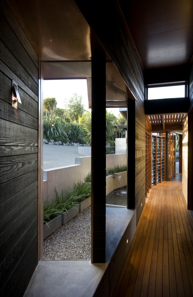 Owhanake Bay House / Strachan Group Architects