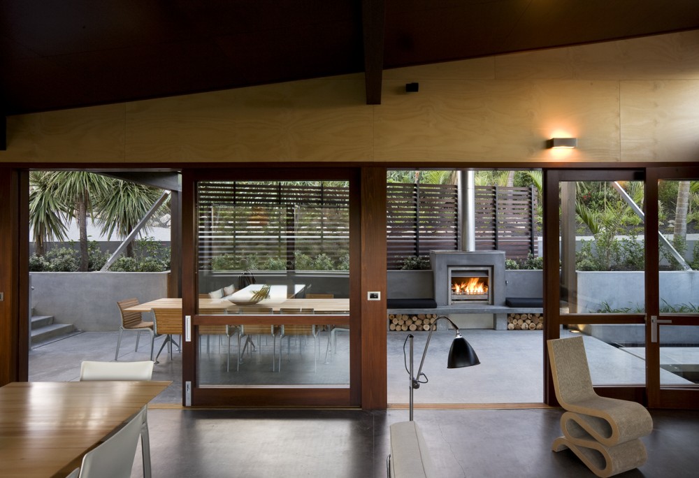 Owhanake Bay House / Strachan Group Architects