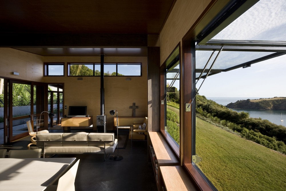 Owhanake Bay House / Strachan Group Architects