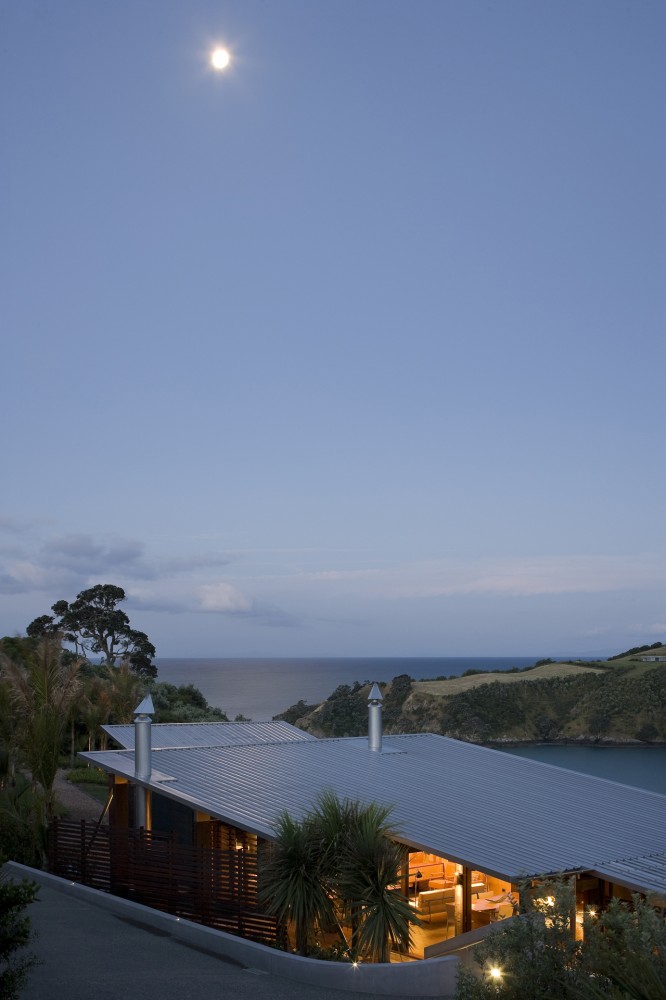 Owhanake Bay House / Strachan Group Architects