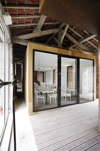 Renovation of an old barn / Comac (1)