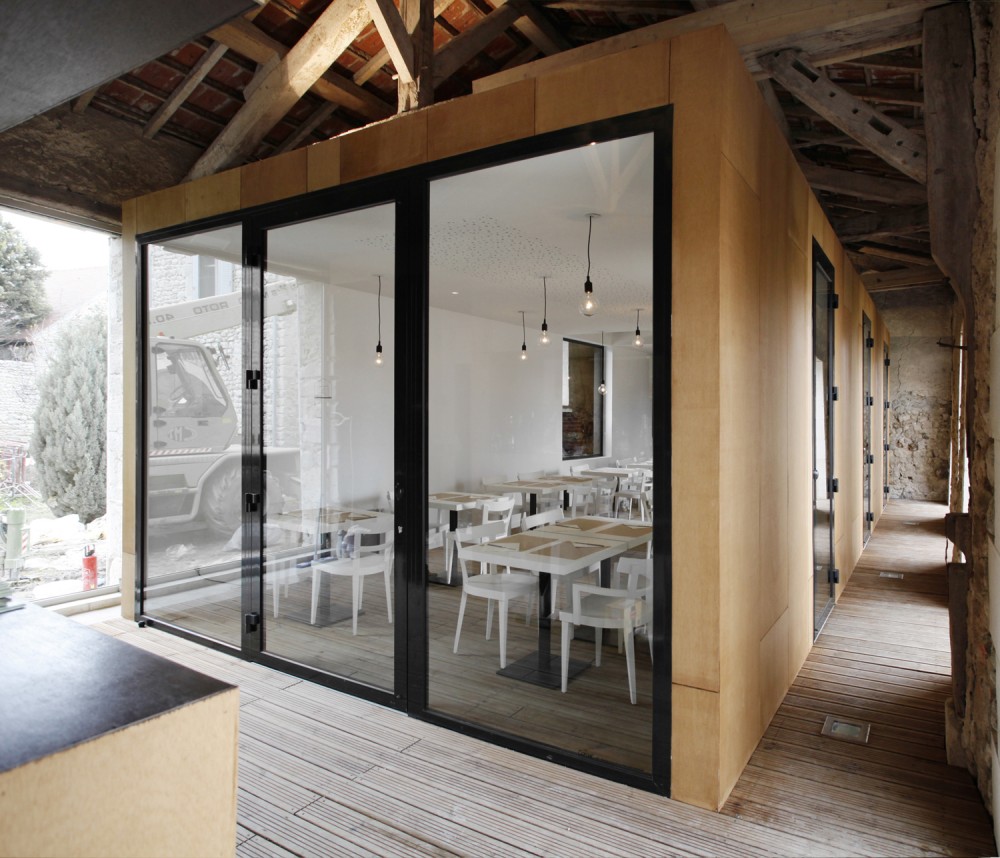 Renovation of an old barn / Comac
