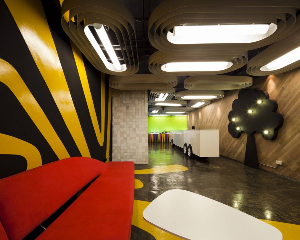 Rebirth of Saatchi & Saatchi Thailand / Supermachine Studio