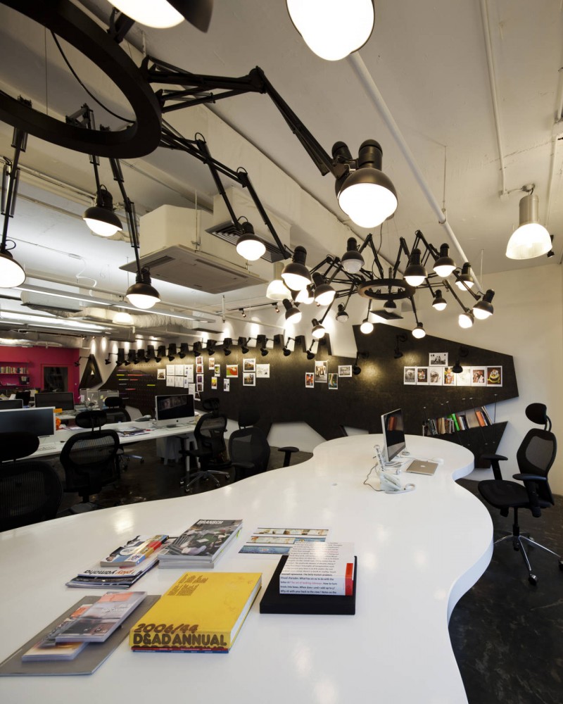 Rebirth of Saatchi & Saatchi Thailand / Supermachine Studio