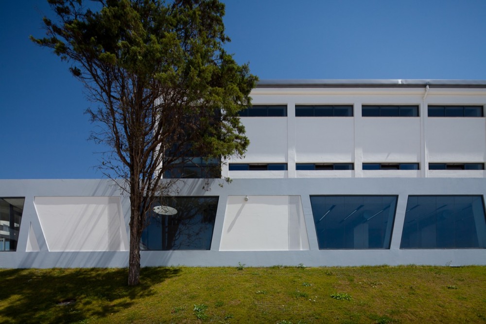 Rafael Bordalo Pinheiro Secondary School / Sousa Santos Architects