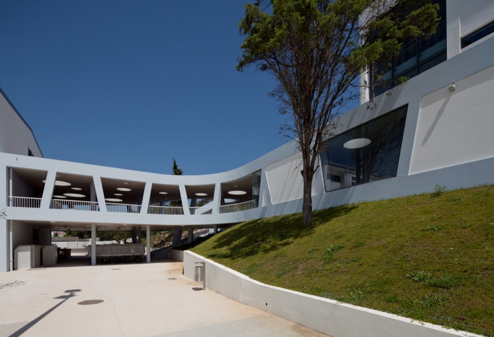Rafael Bordalo Pinheiro Secondary School / Sousa Santos Architects
