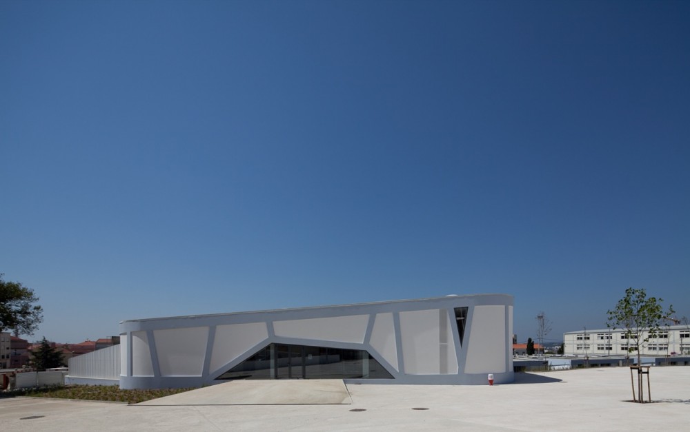 Rafael Bordalo Pinheiro Secondary School / Sousa Santos Architects