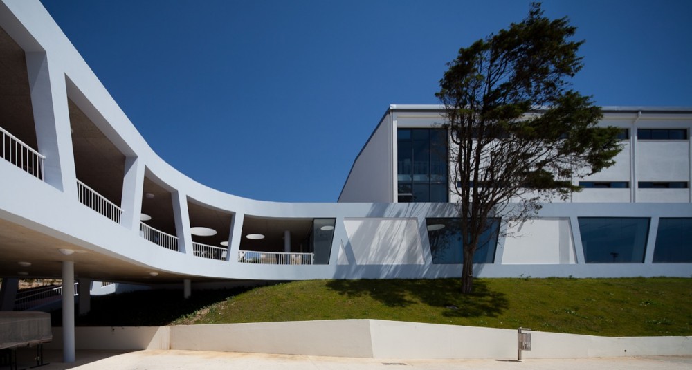 Rafael Bordalo Pinheiro Secondary School / Sousa Santos Architects