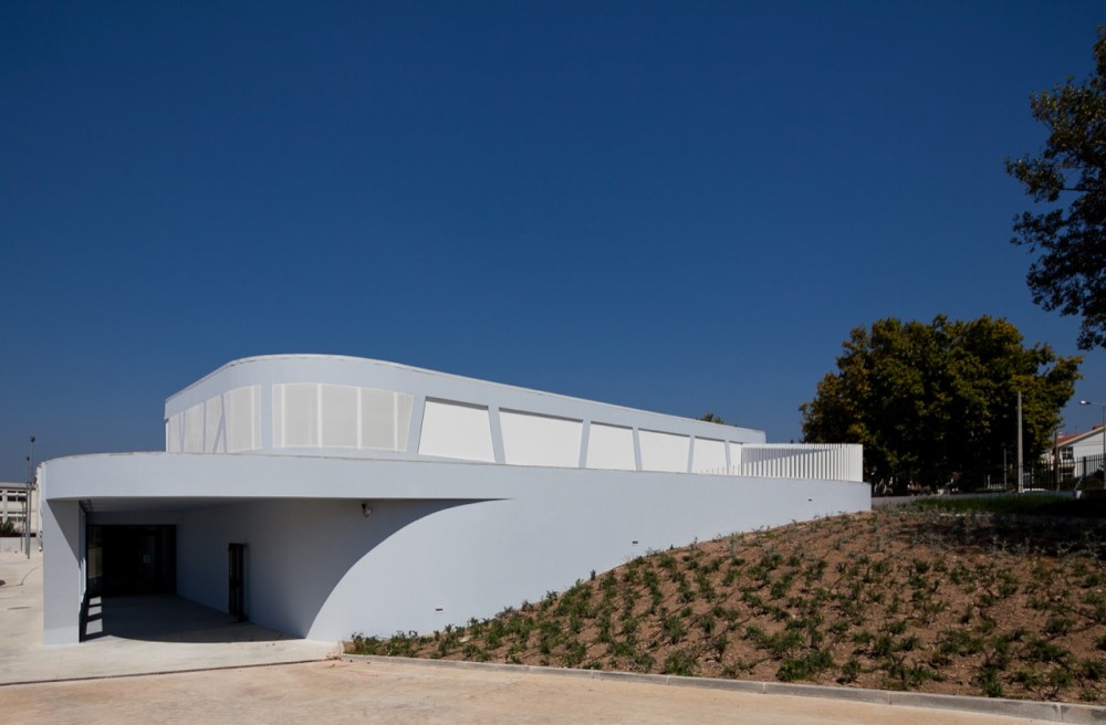 Rafael Bordalo Pinheiro Secondary School / Sousa Santos Architects