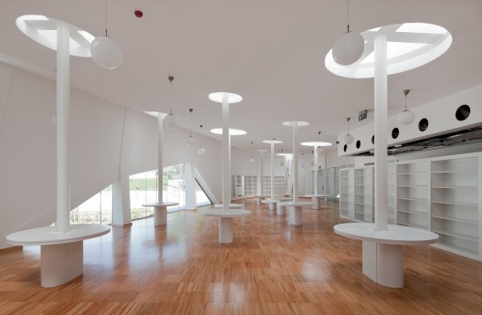 Rafael Bordalo Pinheiro Secondary School / Sousa Santos Architects (4)