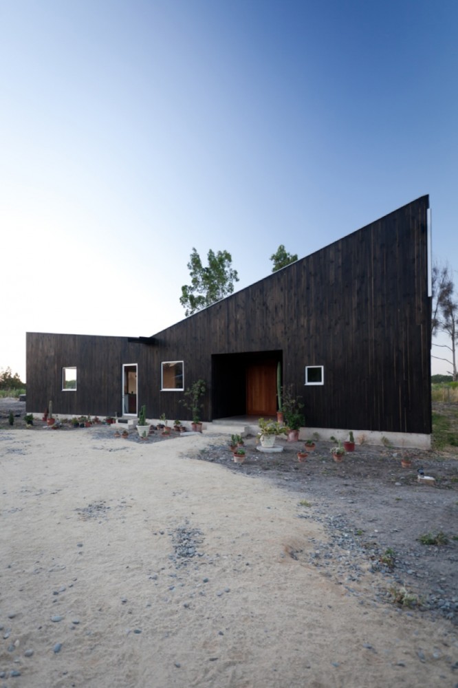 Santa Julia House / Emilio Marin Architects
