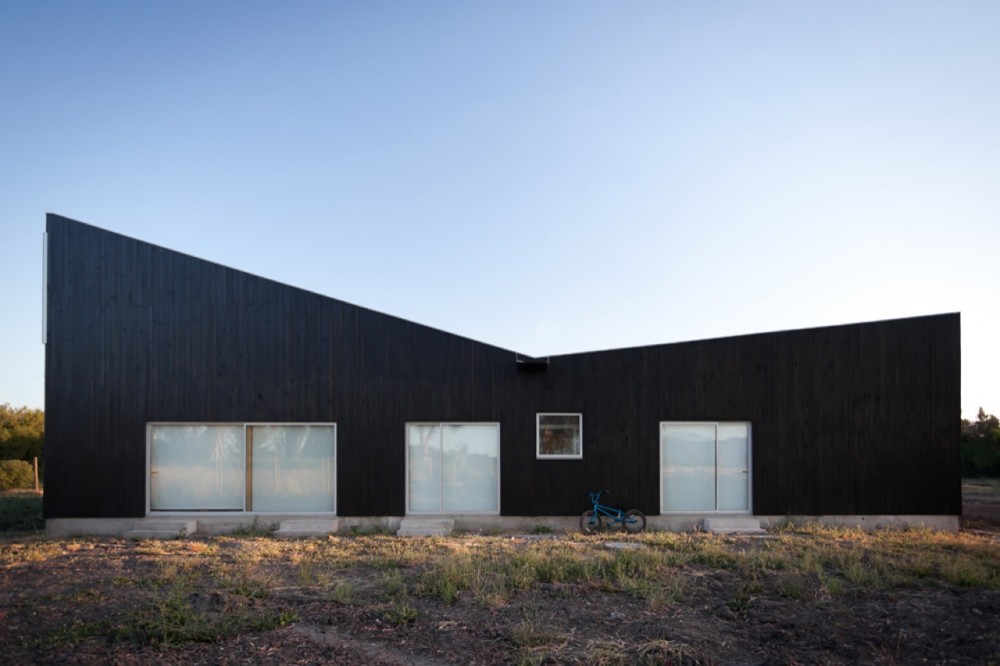 Santa Julia House / Emilio Marin Architects