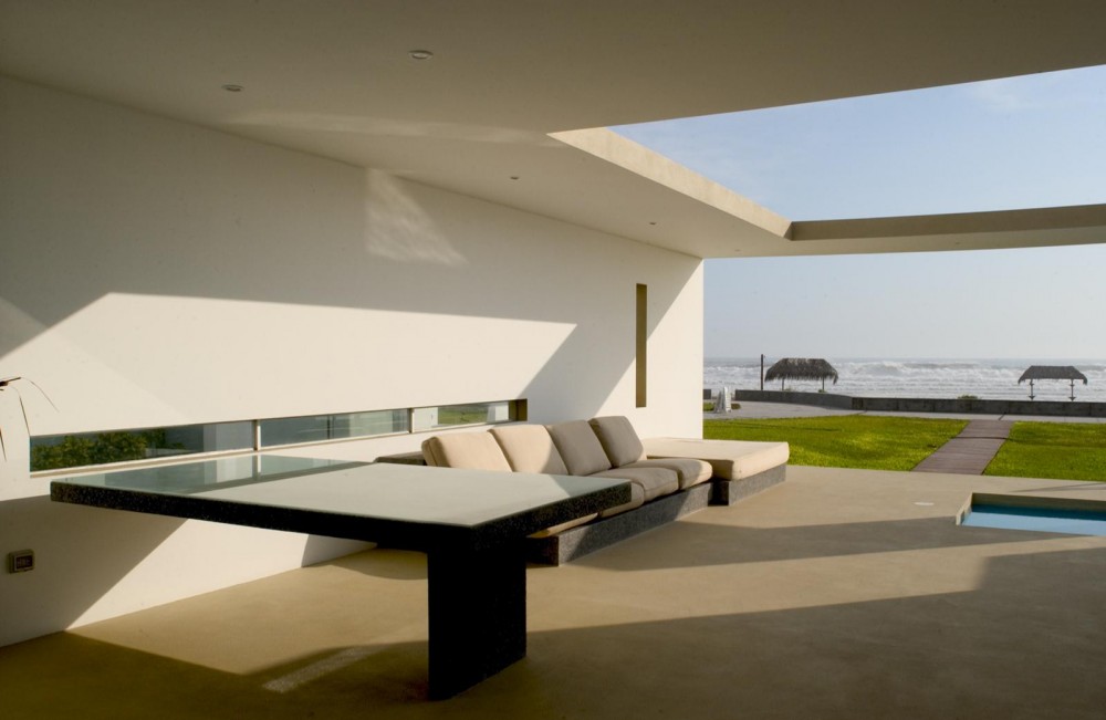 House in Las Arenas / Javier Artadi