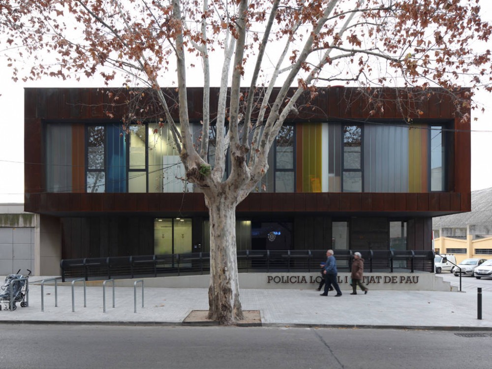 Police Station in Barcelona / MIZIEN