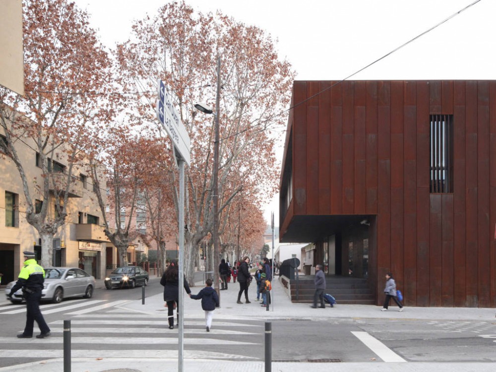 Police Station in Barcelona / MIZIEN