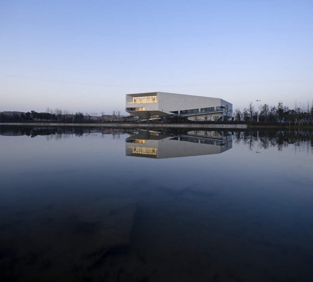 Bio-Lake Reception Center / Zephyr Architects