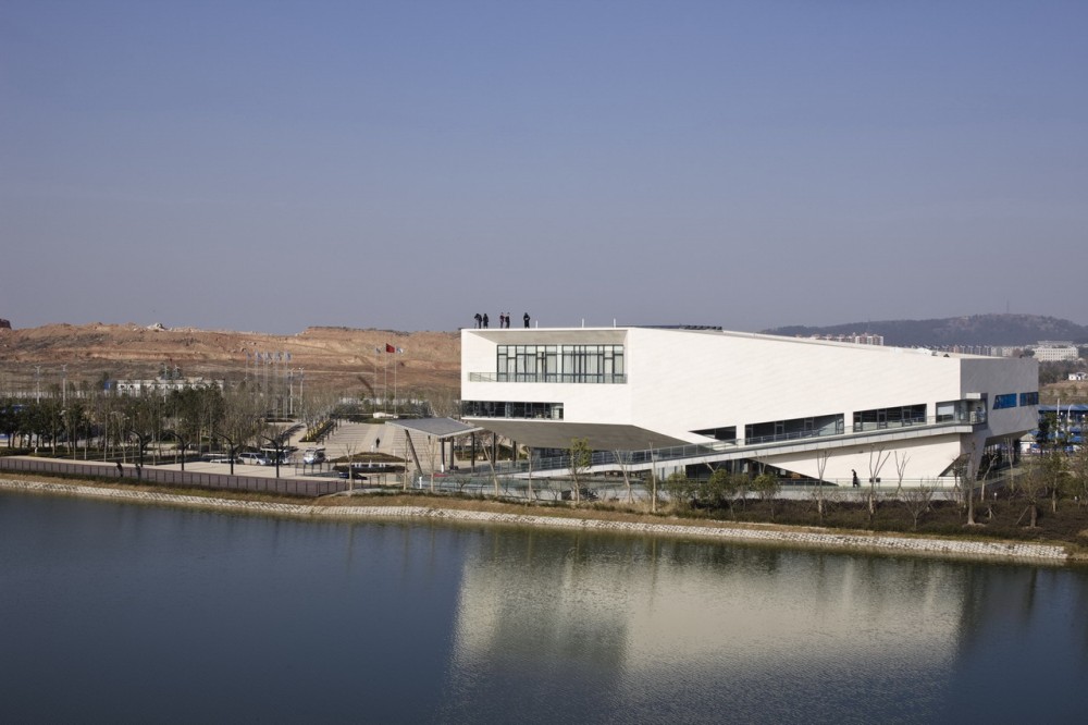 Bio-Lake Reception Center / Zephyr Architects