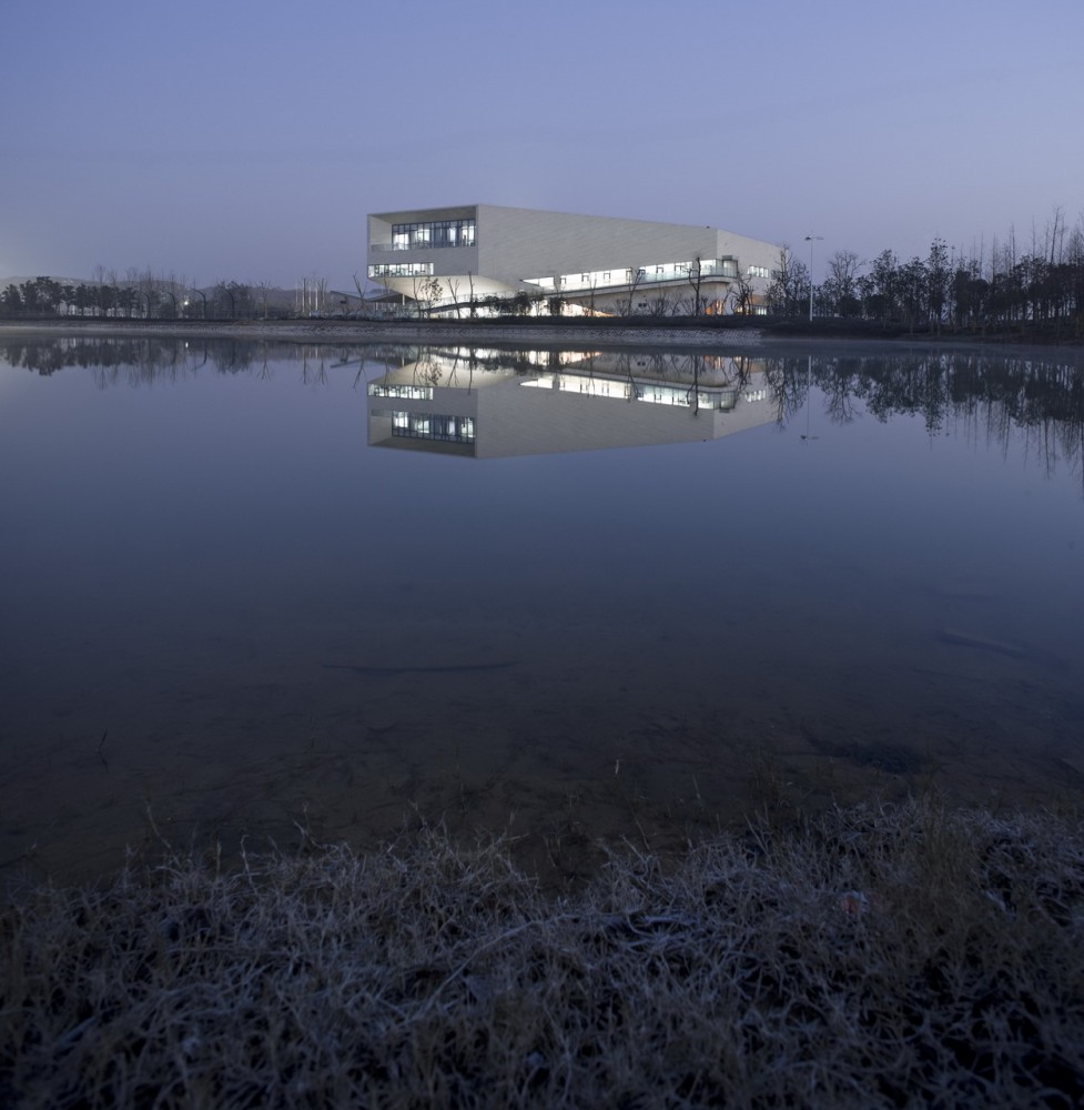 Bio-Lake Reception Center / Zephyr Architects