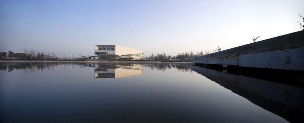 Bio-Lake Reception Center / Zephyr Architects