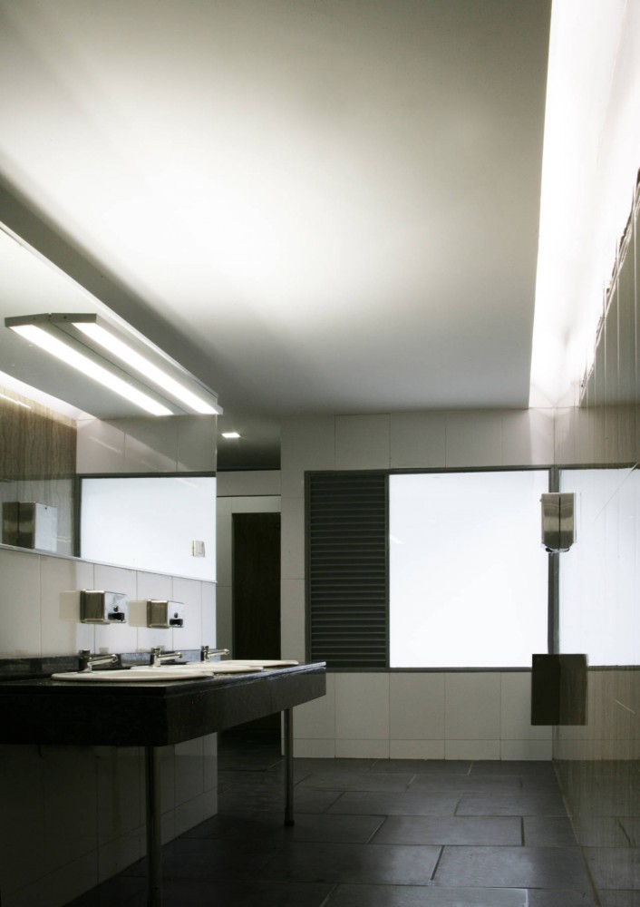 Italian-Venezuelan Centre New Services Building / Roberto Puchetti