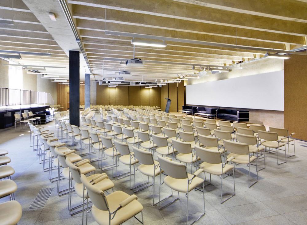Escuelas Pias de San Anton / Estudio Gonzalo Moure