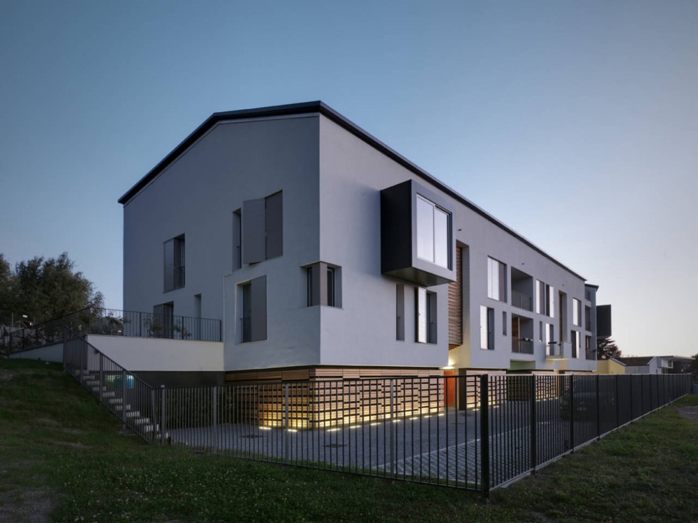 Residencial-Commercial Building In Azzate / Park Associati