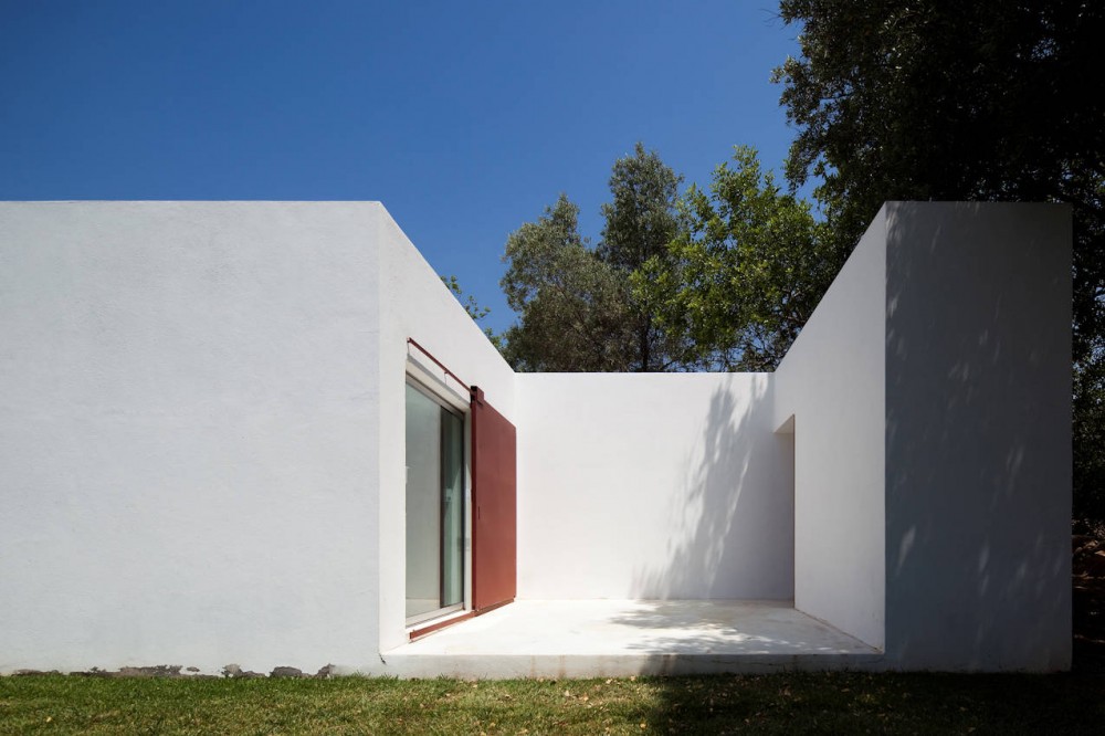 House of Agostos / Pedro Domingos Arquitectos