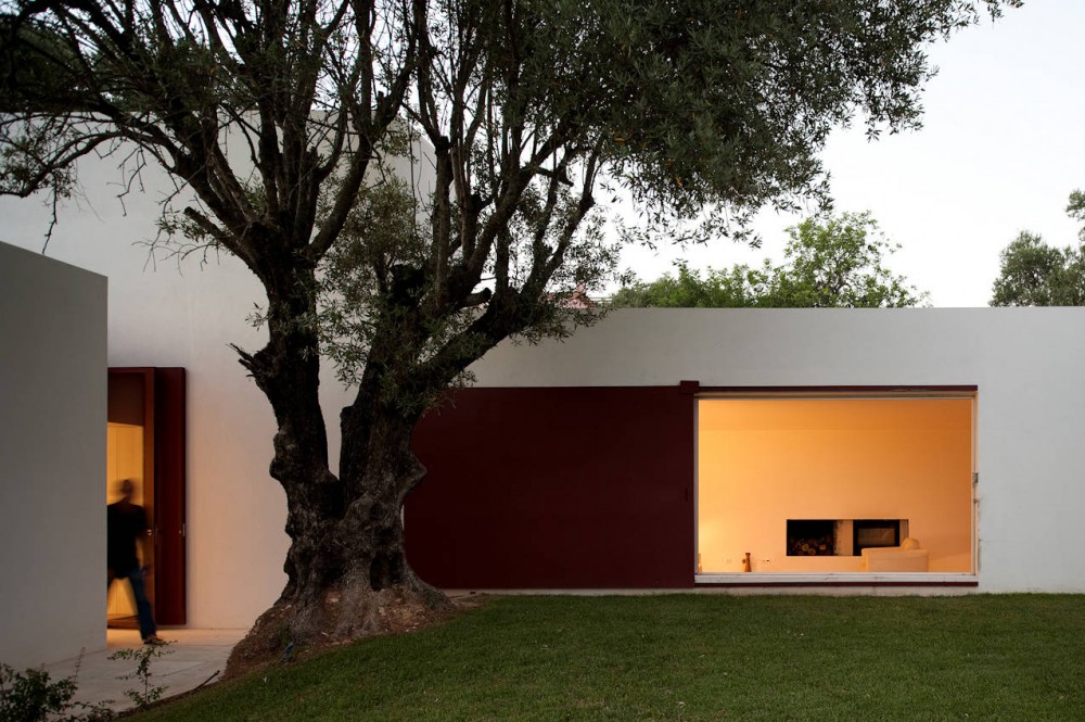 House of Agostos / Pedro Domingos Arquitectos