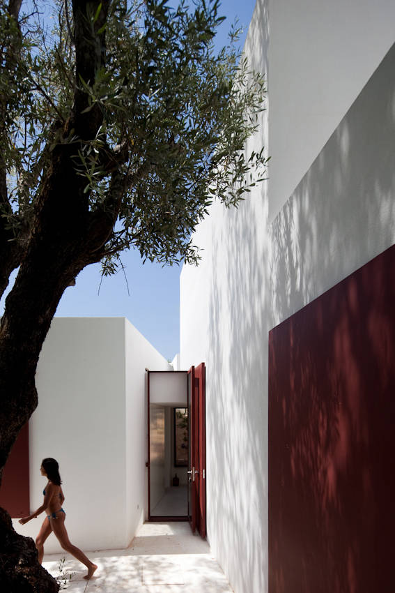 House of Agostos / Pedro Domingos Arquitectos