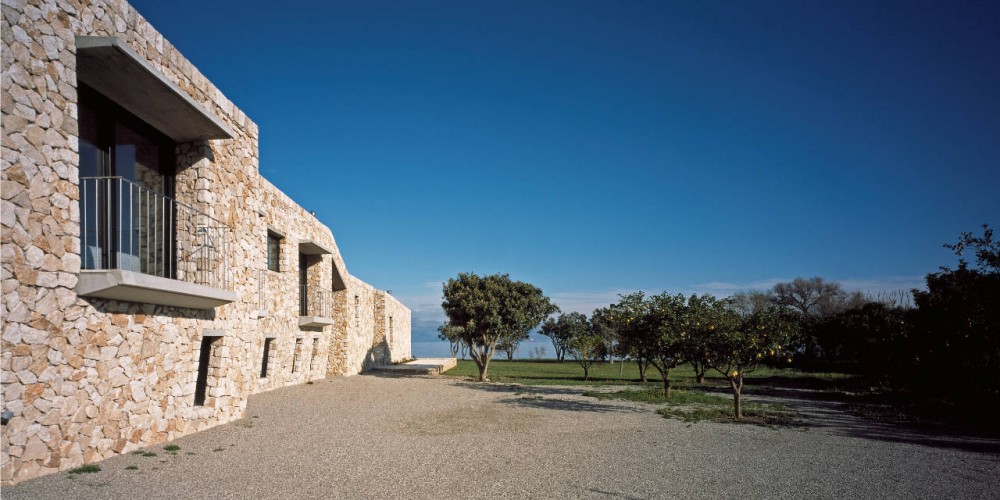 Rodia Stone House / Nikos Smyrlis Architect
