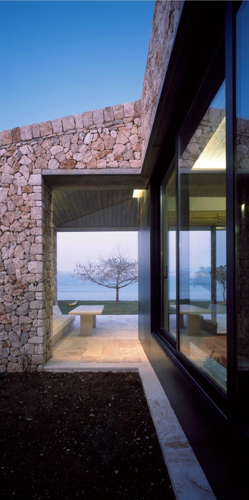 Rodia Stone House / Nikos Smyrlis Architect