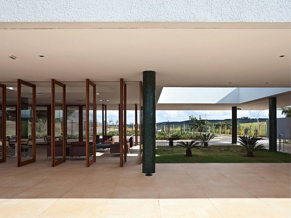 Alphaville Brasilia Club House / DOMO Arquitetos