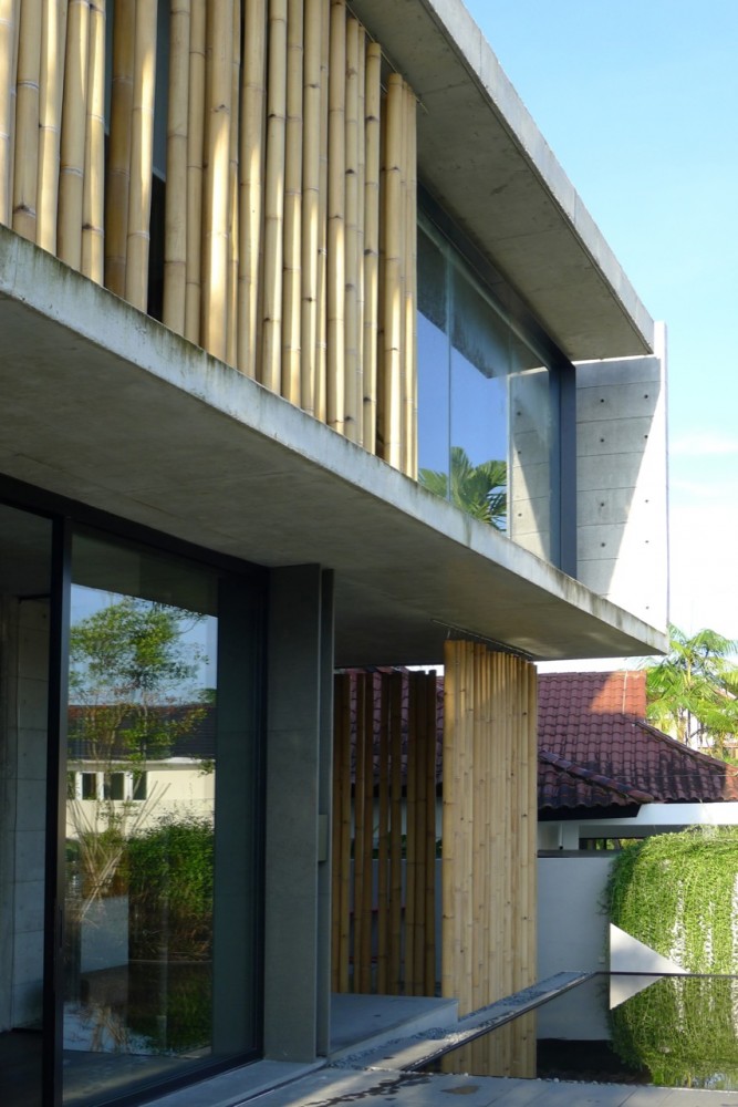 The Bamboo Curtain House / Eco-id Architects