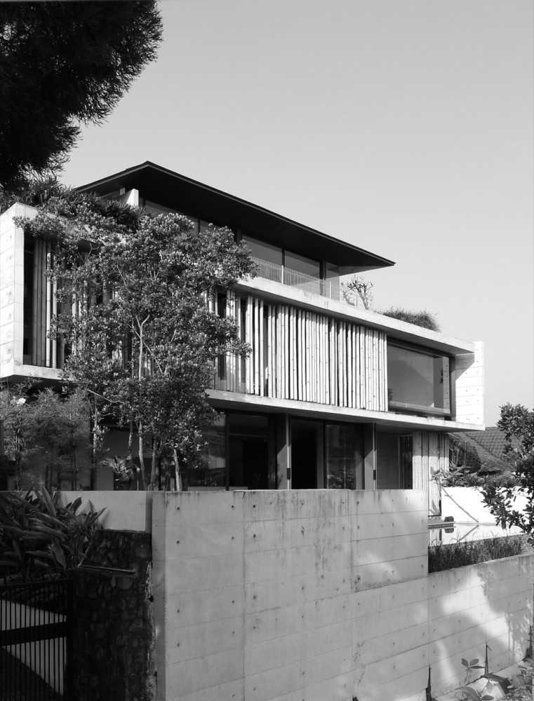 The Bamboo Curtain House / Eco-id Architects