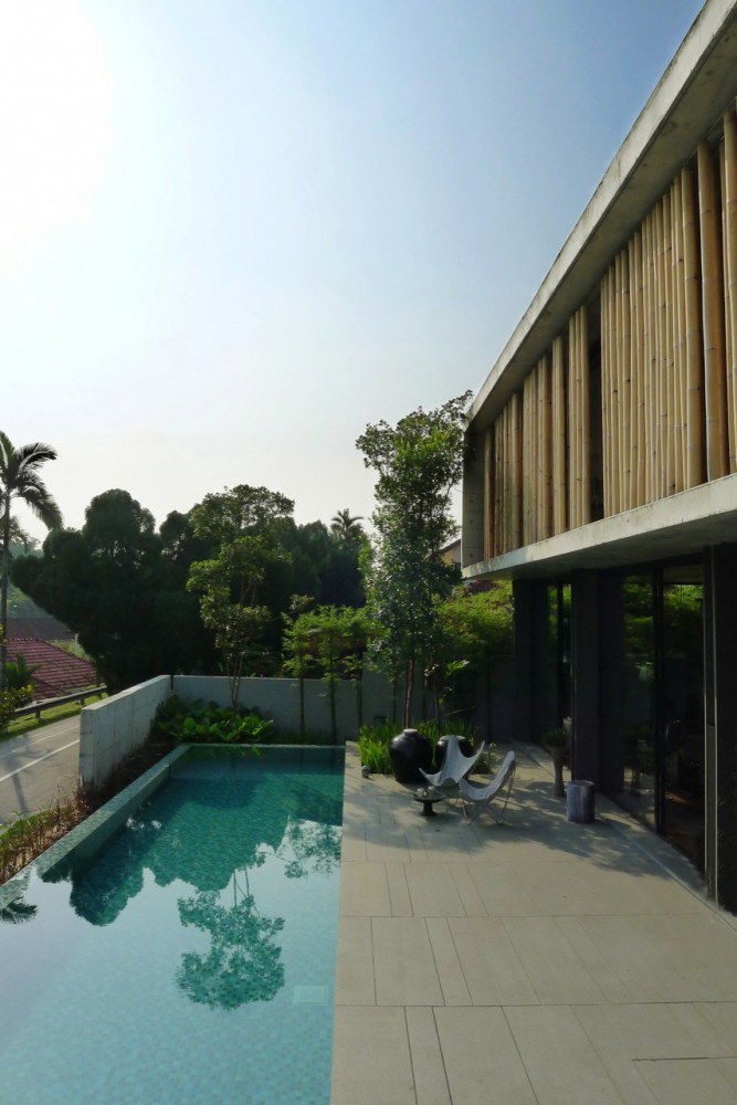 The Bamboo Curtain House / Eco-id Architects