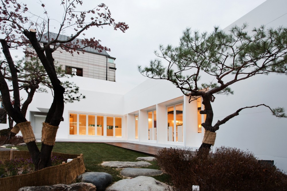 Restaurant La Ville de Pins / BANG by MIN