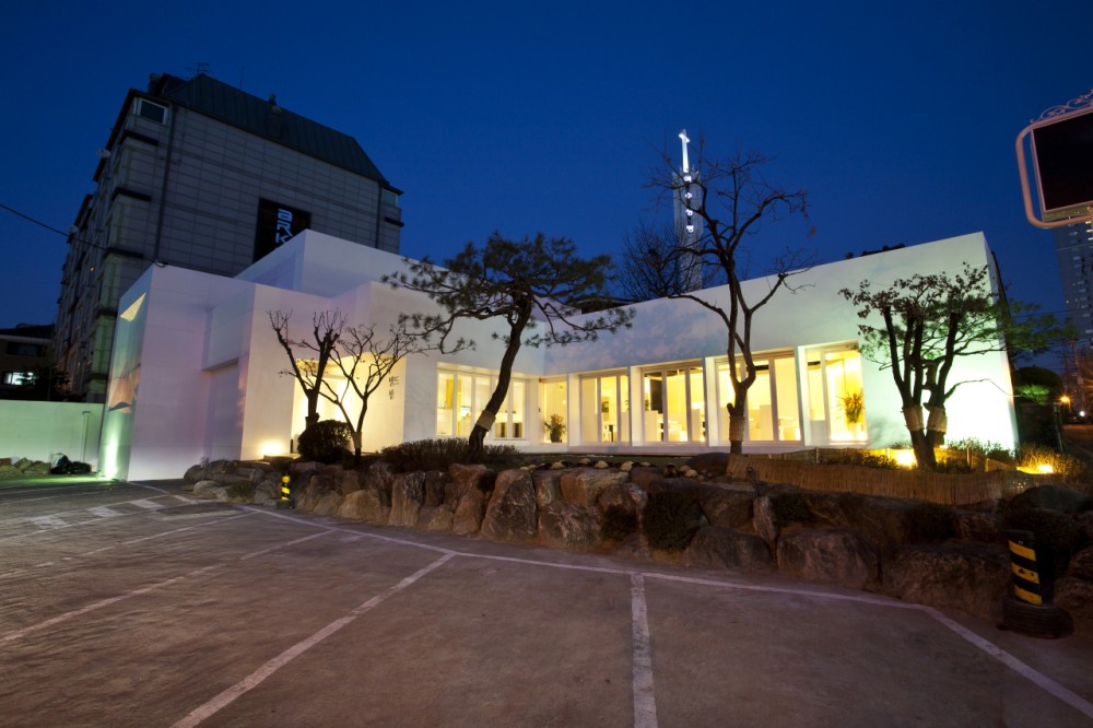 Restaurant La Ville de Pins / BANG by MIN