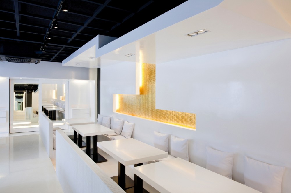 Restaurant La Ville de Pins / BANG by MIN