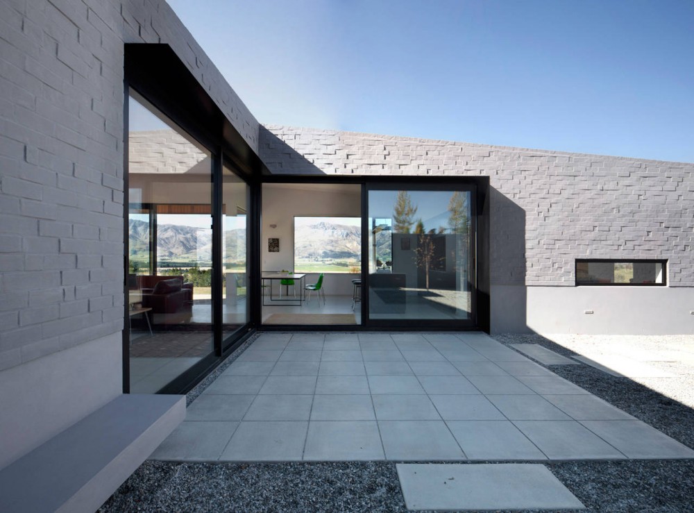 Lake Hawea Courtyard House / Glamuzina Paterson Architects